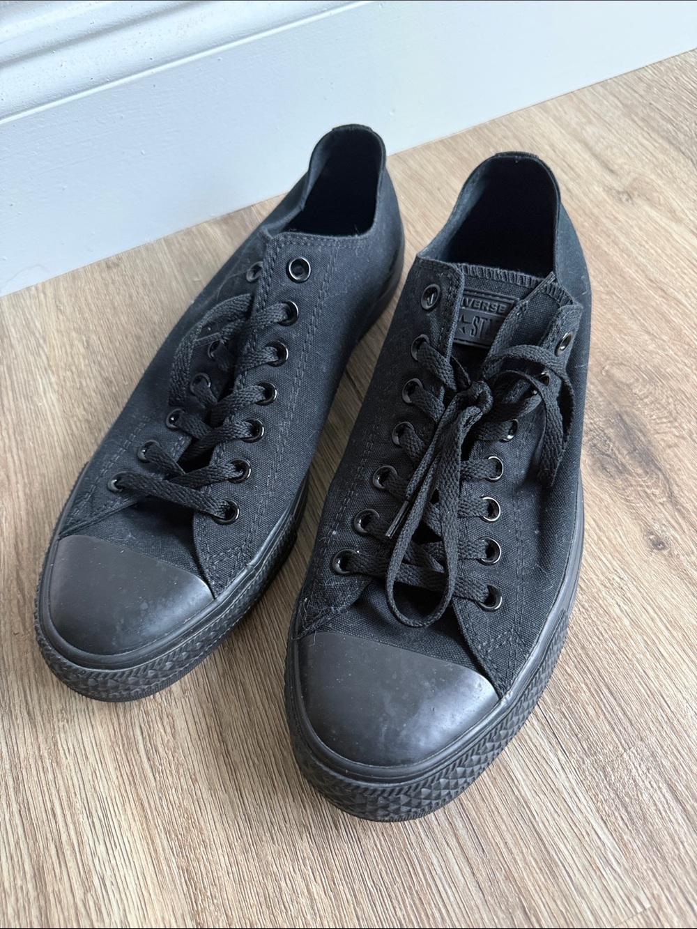 Converse Black Low-Top Canvas Men’s Sneakers Size 10.5